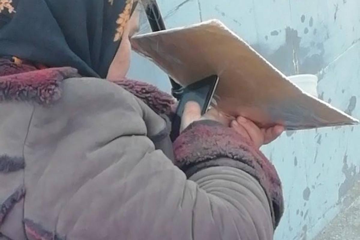 Попрошайка со смартфоном в руках удивила соцсети Попрошайка со смартфоном в руках удивила соцсети
