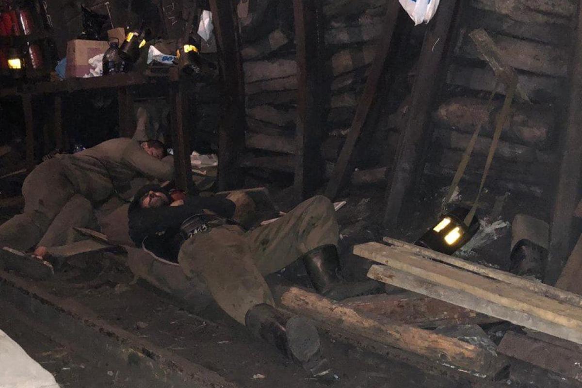 "Очередная ночь на глубине 575 метров": шахтеры "Лисичанскугля" девятые сутки протестуют под землей "Очередная ночь на глубине 575 метров": шахтеры "Лисичанскугля" девятые сутки протестуют под землей