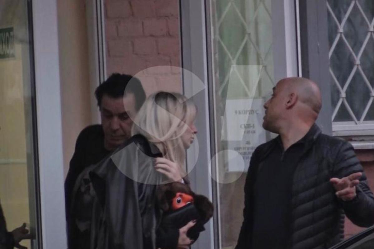 Лобода вышла московской больницы с лидером Rammstein и Чебурашкой Лобода вышла московской больницы с лидером Rammstein и Чебурашкой