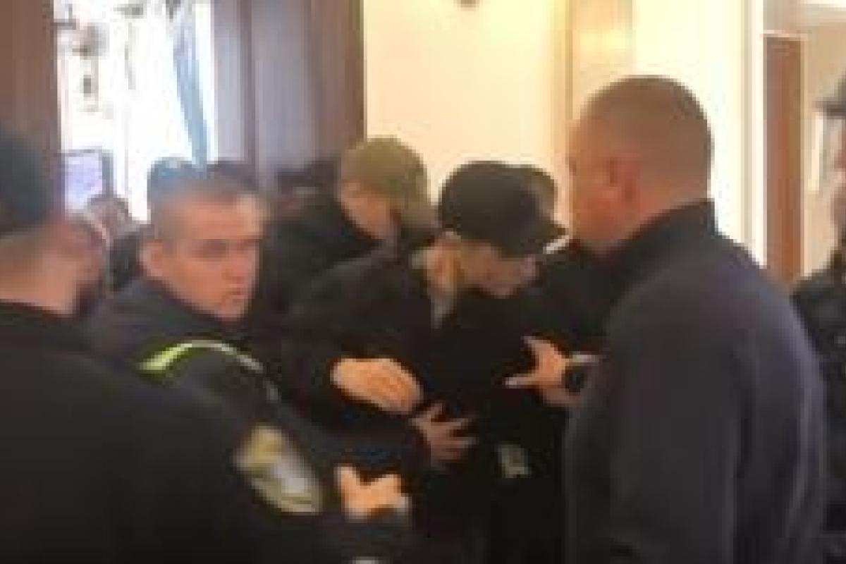 В горсовете Николаева активисты облили депутатов нечистотами В горсовете Николаева активисты облили депутатов нечистотами