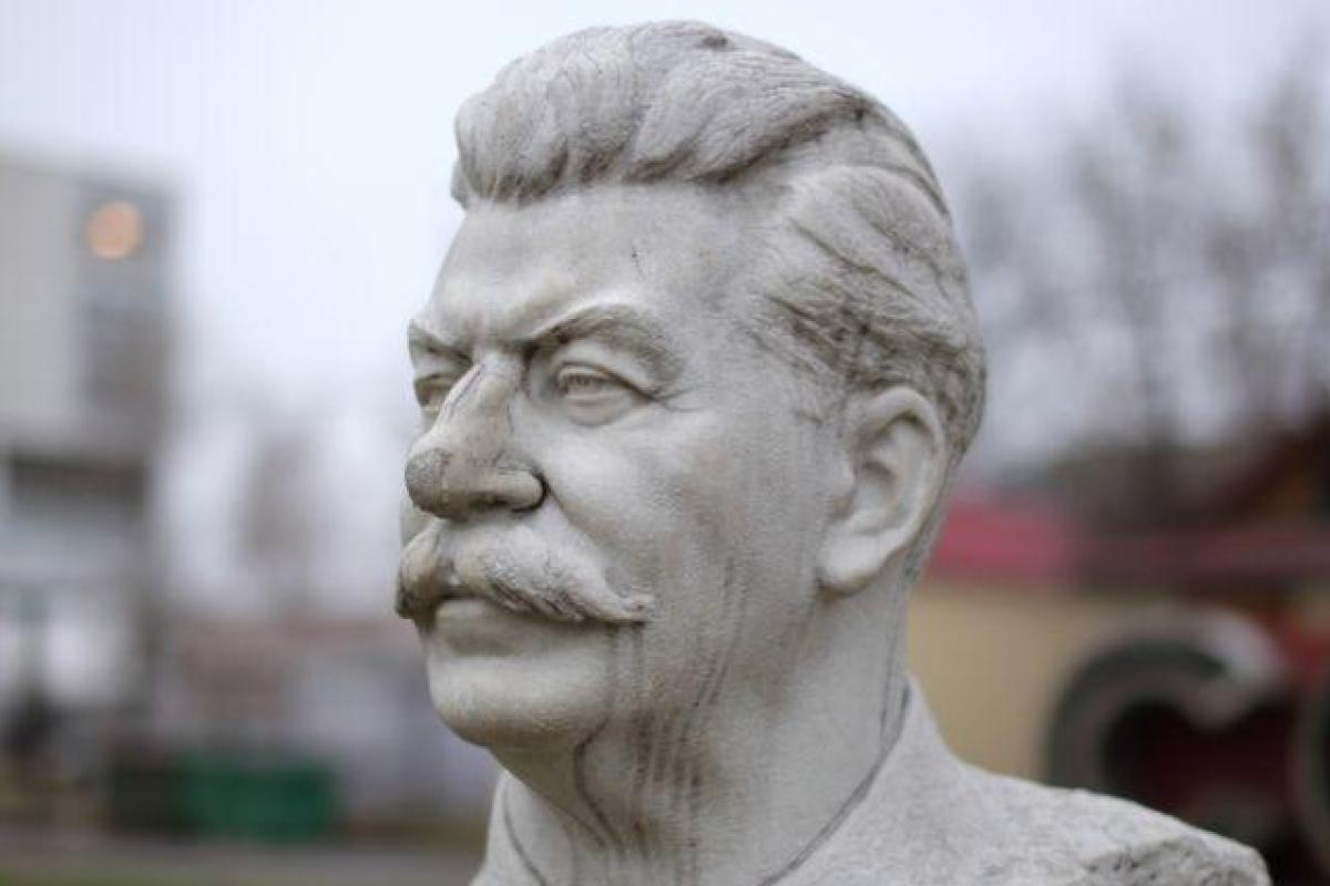 По Грузии ездит Bentley с головой Сталина - кадры