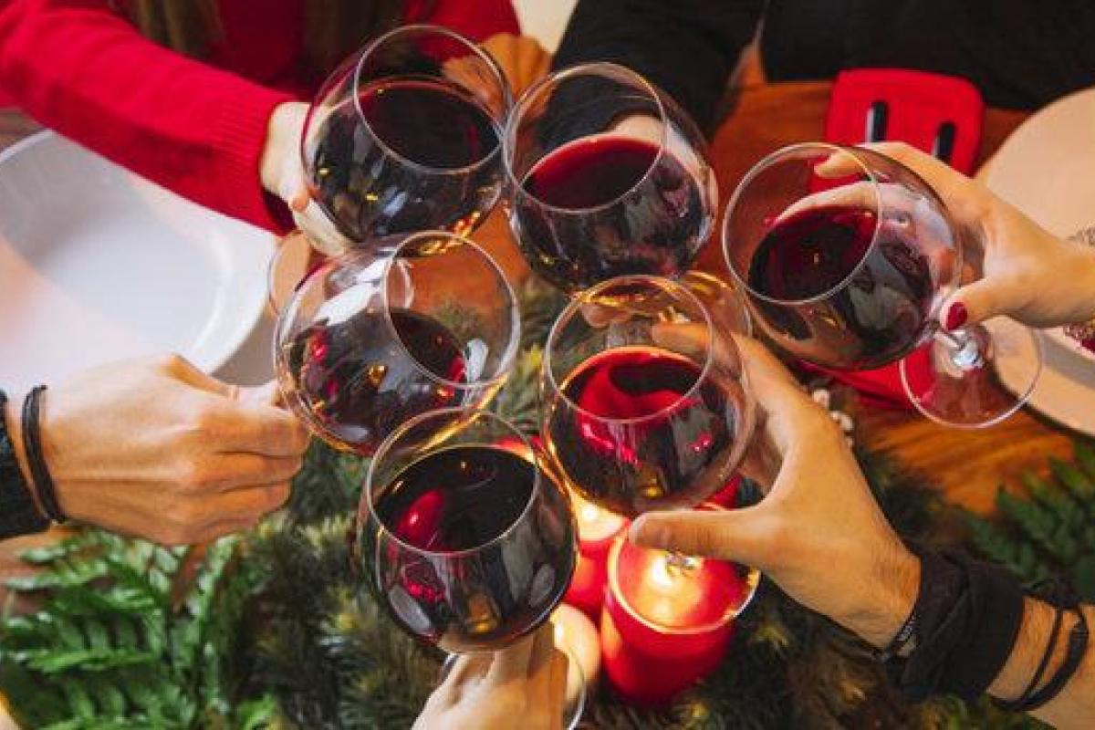 Три человека погибли и 44 попали в больницу: в Камбодже люди отравились вином Три человека погибли и 44 попали в больницу: в Камбодже люди отравились вином