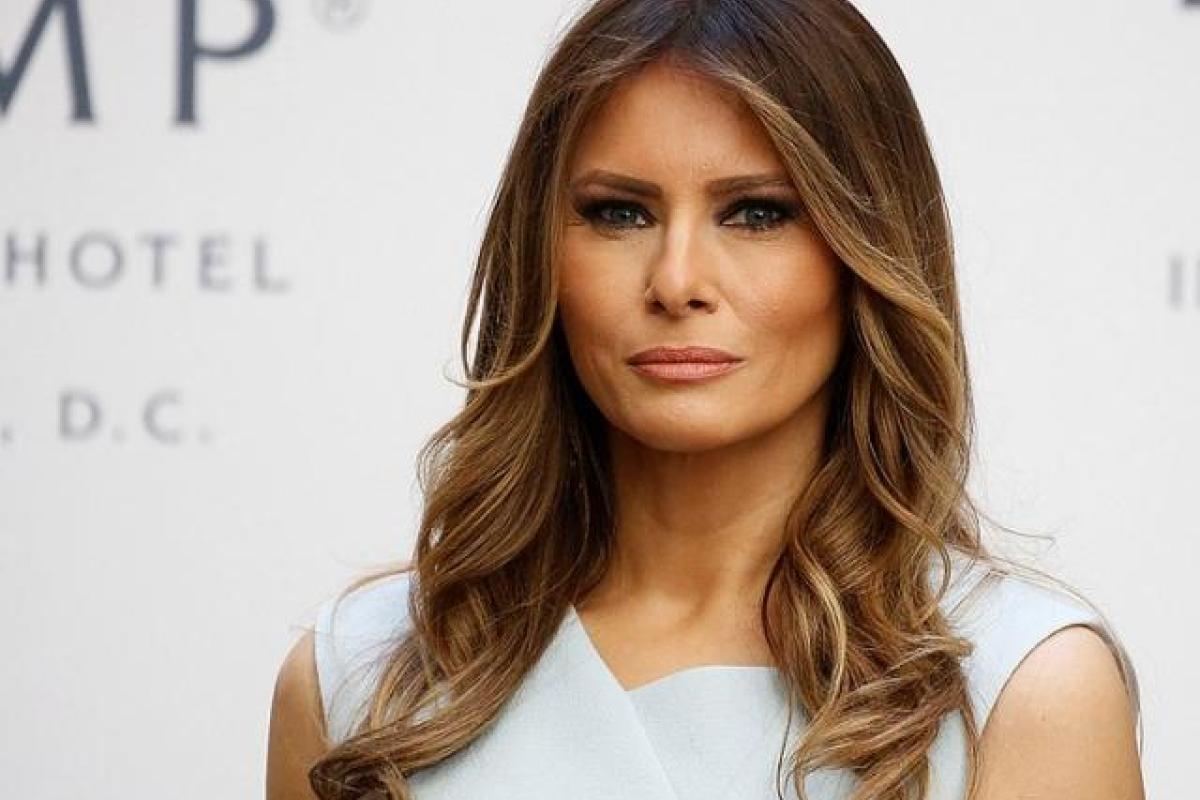 Самолет с Меланией Трамп задымился в воздухе