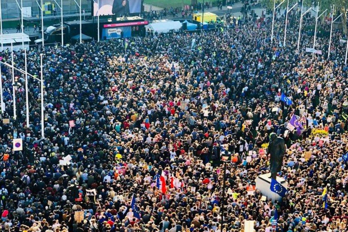 В Лондоне сотни тысяч британцев вышли на улицы в поддержку повторного референдума по "Брекзит"