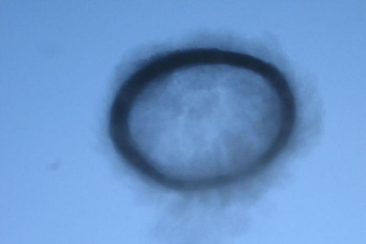 Нибиру близко: Жителей Канады напугало черное кольцо в небе