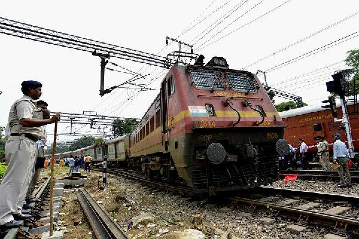 В Индии поезд раздавил толпу людей на празднике: погибло более 50 человек