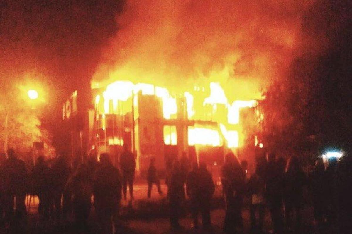 "У нас было свое Кемерово, власти молчат": В "ЛНР" сгорел крупный торговый центр "У нас было свое Кемерово, власти молчат": В "ЛНР" сгорел крупный торговый центр