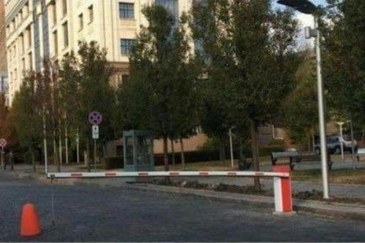 В оккупированном Донецке перекрыли центр города: разрешено ездить только избранным - журналист В оккупированном Донецке перекрыли центр города: разрешено ездить только избранным - журналист
