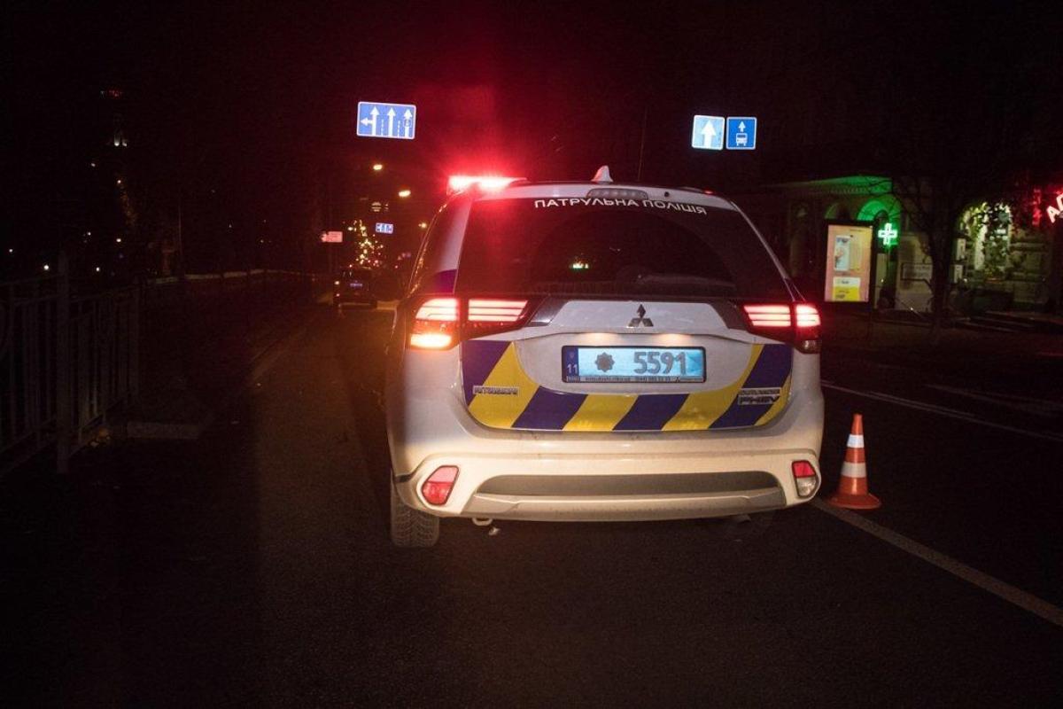 В Киеве полицейские сбили человека В Киеве полицейские сбили человека