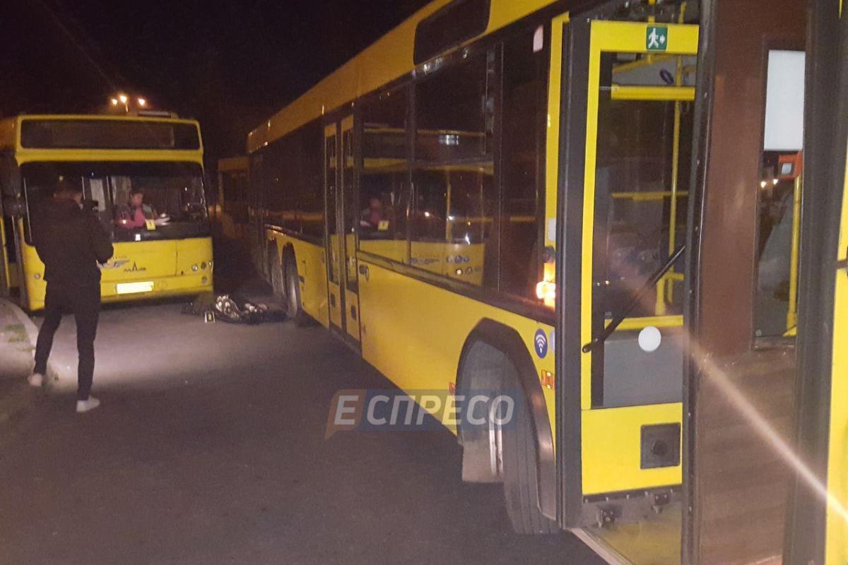 В Киеве кондуктора насмерть зажало между автобусами