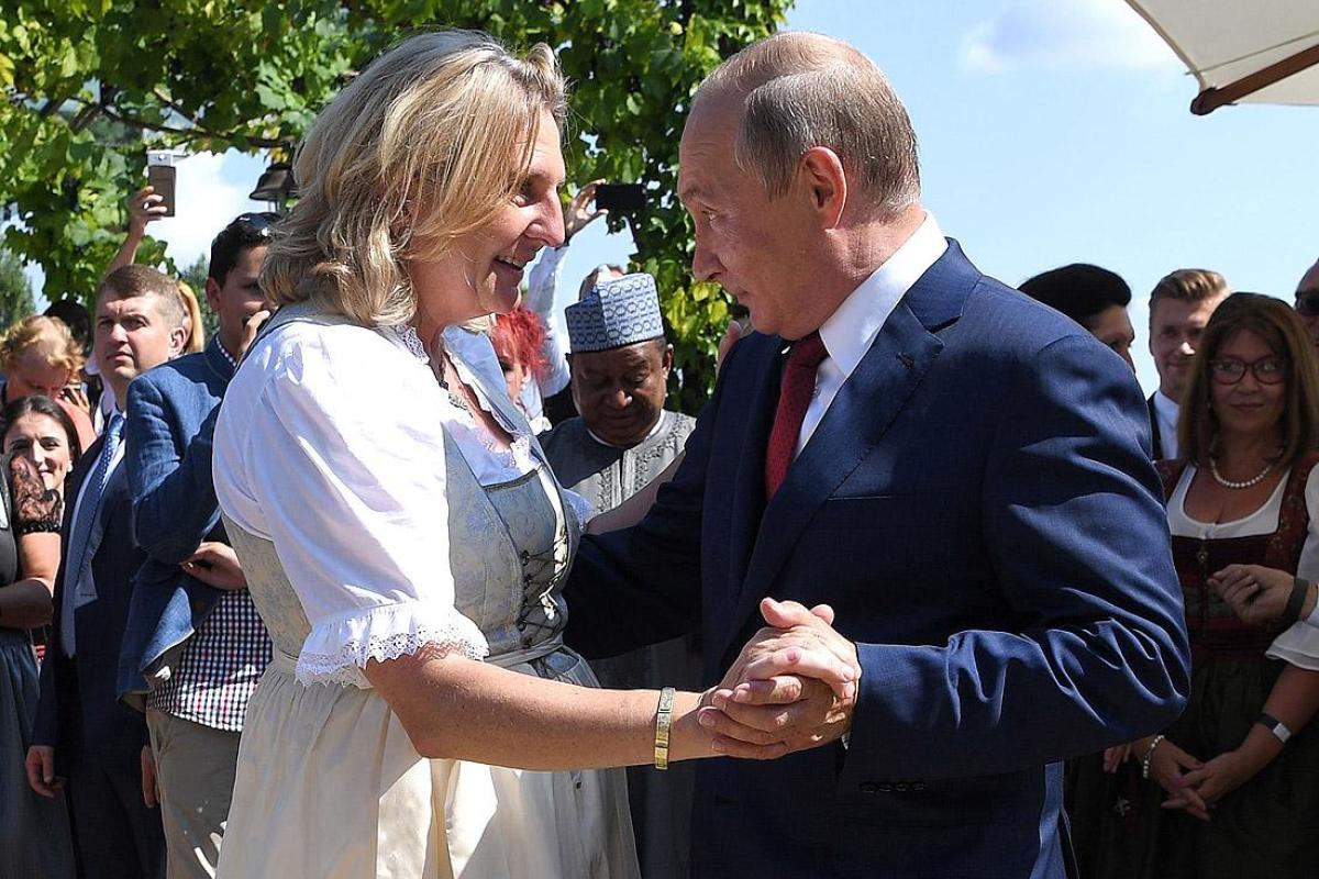 "Подружка" Путина Кнайсль признала хозяина Кремля диктатором "Подружка" Путина Кнайсль признала хозяина Кремля диктатором
