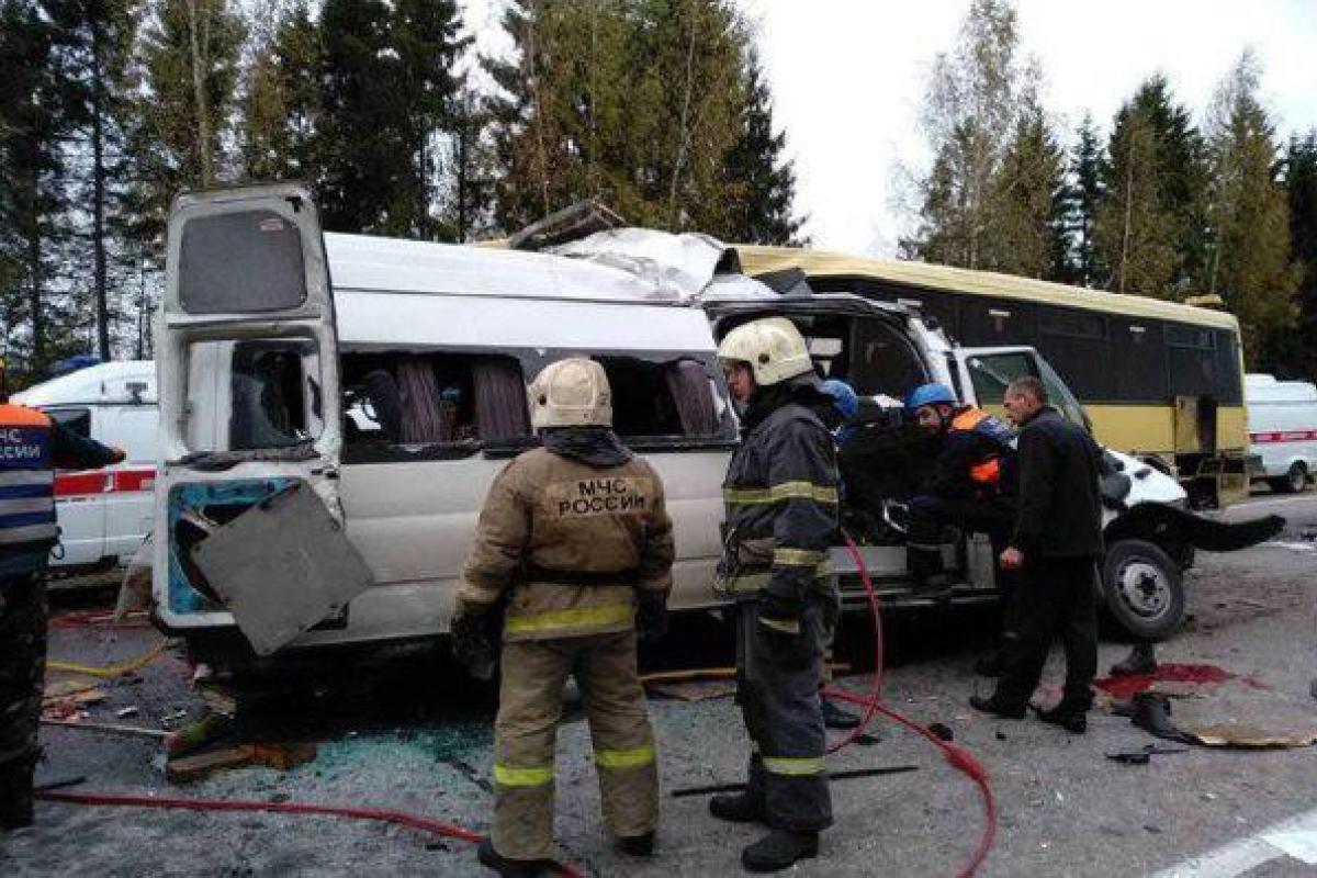 На трассе в России автобус уничтожил маршрутку: 13 погибших На трассе в России автобус уничтожил маршрутку: 13 погибших