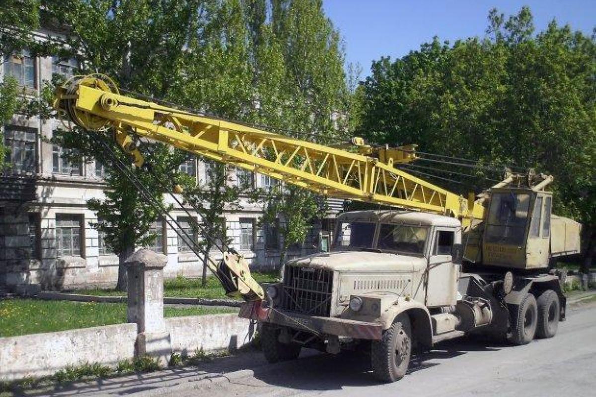 В России автокран рухнул на детский сад: сотню детей эвакуировали, крановщик сбежал