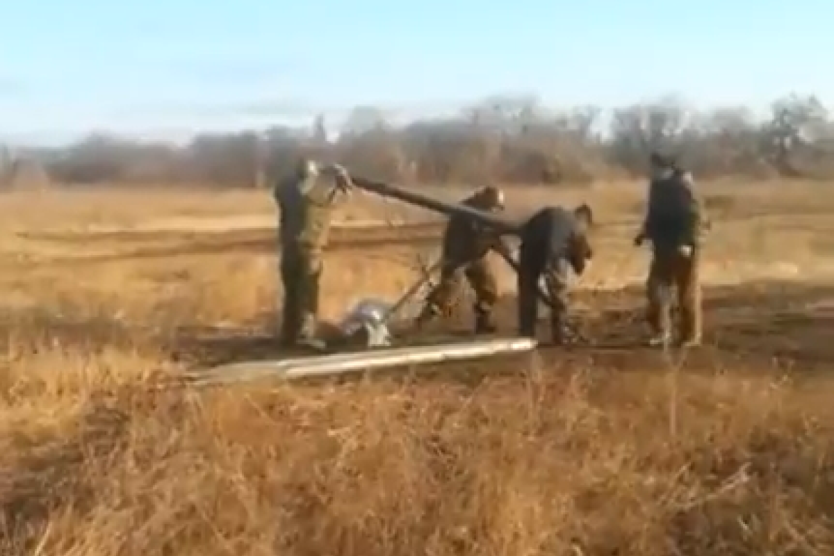"Она улетела? - Нет, она горит! Уходим!": Боевики "ДНР" неудачно выстрелили из "Град-П" - видео "Она улетела? - Нет, она горит! Уходим!": Боевики "ДНР" неудачно выстрелили из "Град-П" - видео