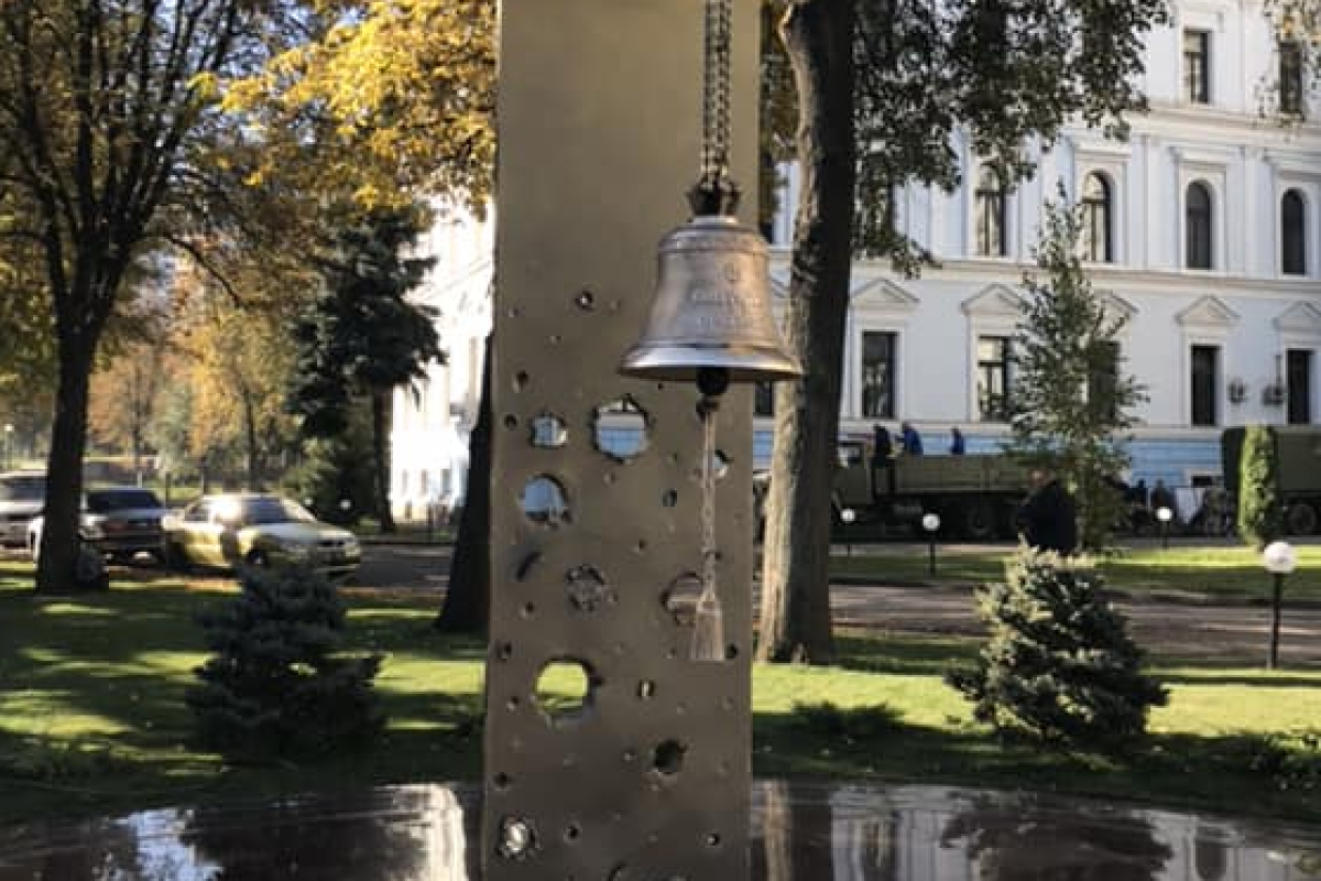 "Завтра он начнет свою вахту": Бирюков показал колокол, который каждый день будет звонить по погибшим воинам "Завтра он начнет свою вахту": Бирюков показал колокол, который каждый день будет звонить по погибшим воинам