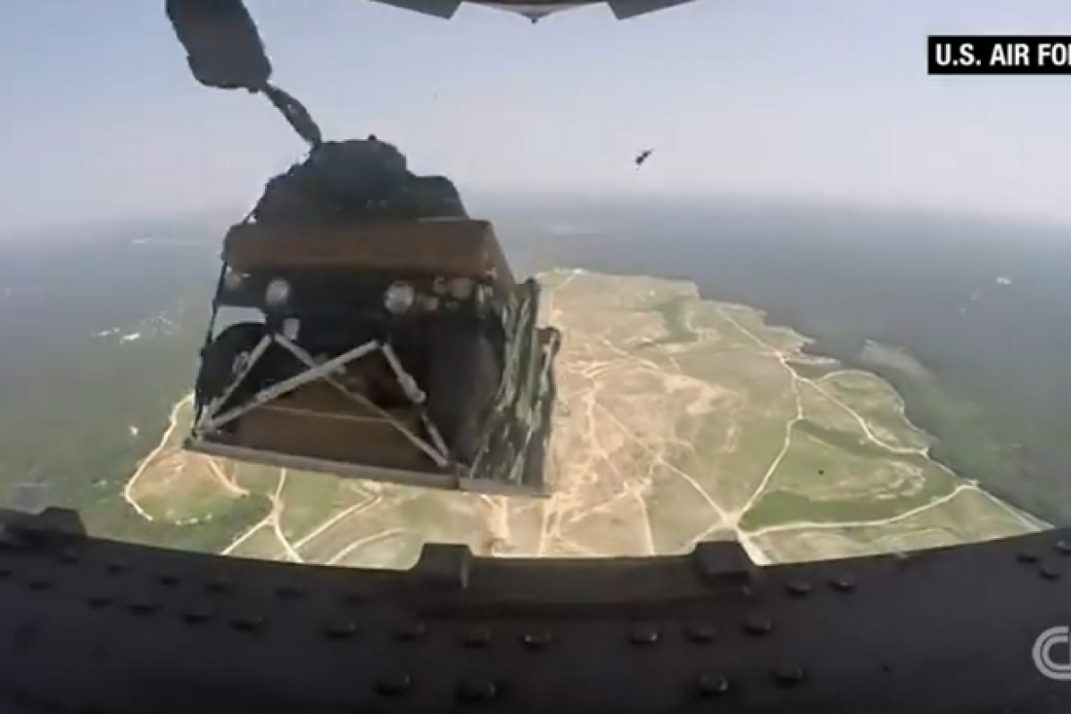 Военные США промахнулись при десантировании Humvee с самолета: бронемашины приземлились в сельской местности