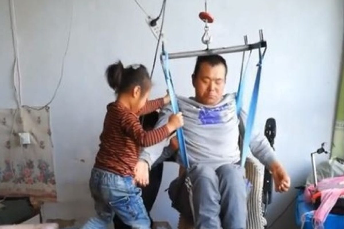 В Китае жена ушла от парализованного мужа, оставив с ним 6-летнюю дочь