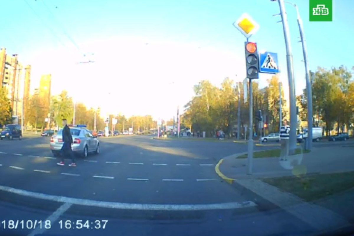 В Беларуси девушка-пешеход не пропустила кортеж Лукашенко, который мчался на красный: видео
