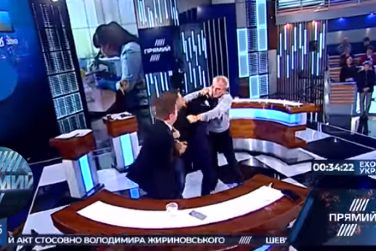 Драка в эфире: нардеп и активист жестко сцепились в студии "Прямого" Драка в эфире: нардеп и активист жестко сцепились в студии "Прямого"