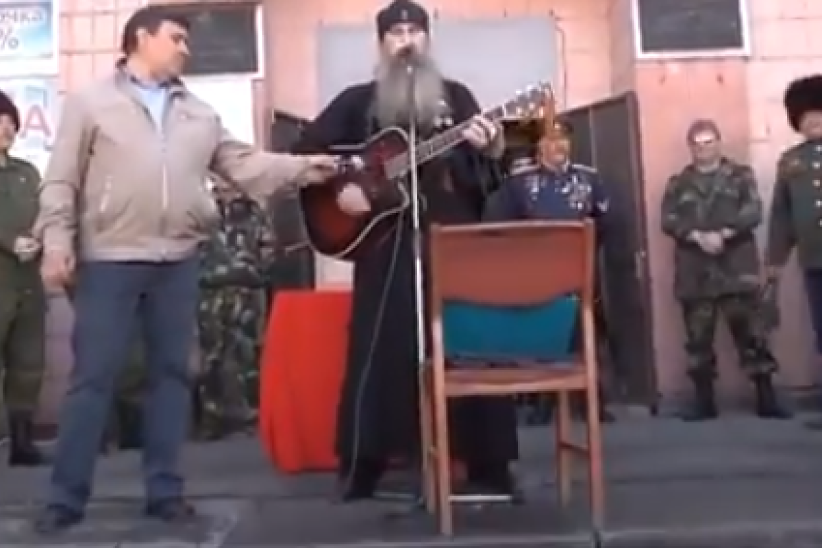 Бесноватый поп-боевик показал истинное лицо РПЦ: видео набирает популярность в сети Бесноватый поп-боевик показал истинное лицо РПЦ: видео набирает популярность в сети