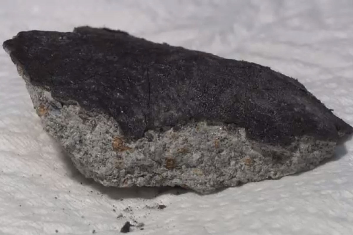 В Японии метеорит пробил крышу дома