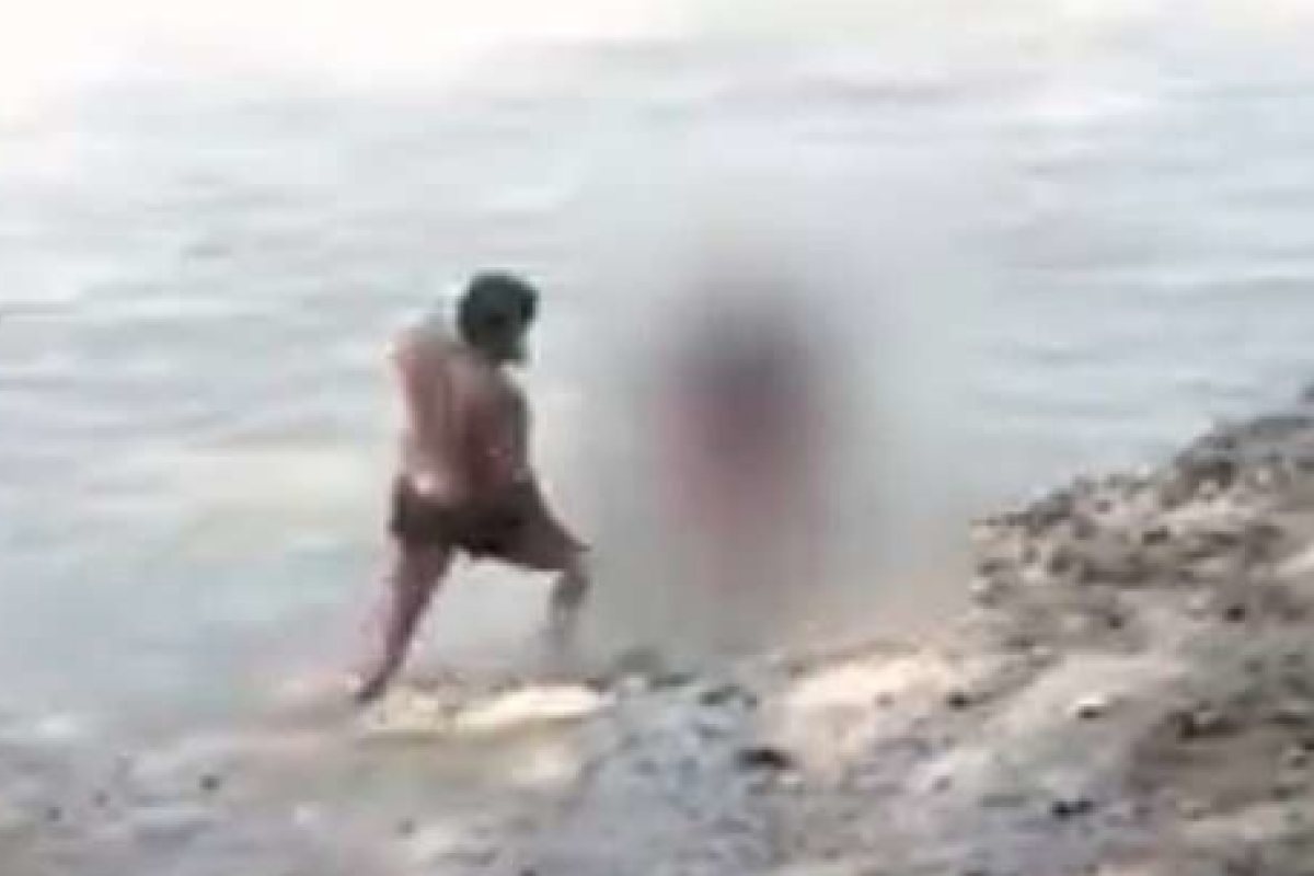 В Индии двое мужчин изнасиловали верующую, когда та омывалась в священной реке