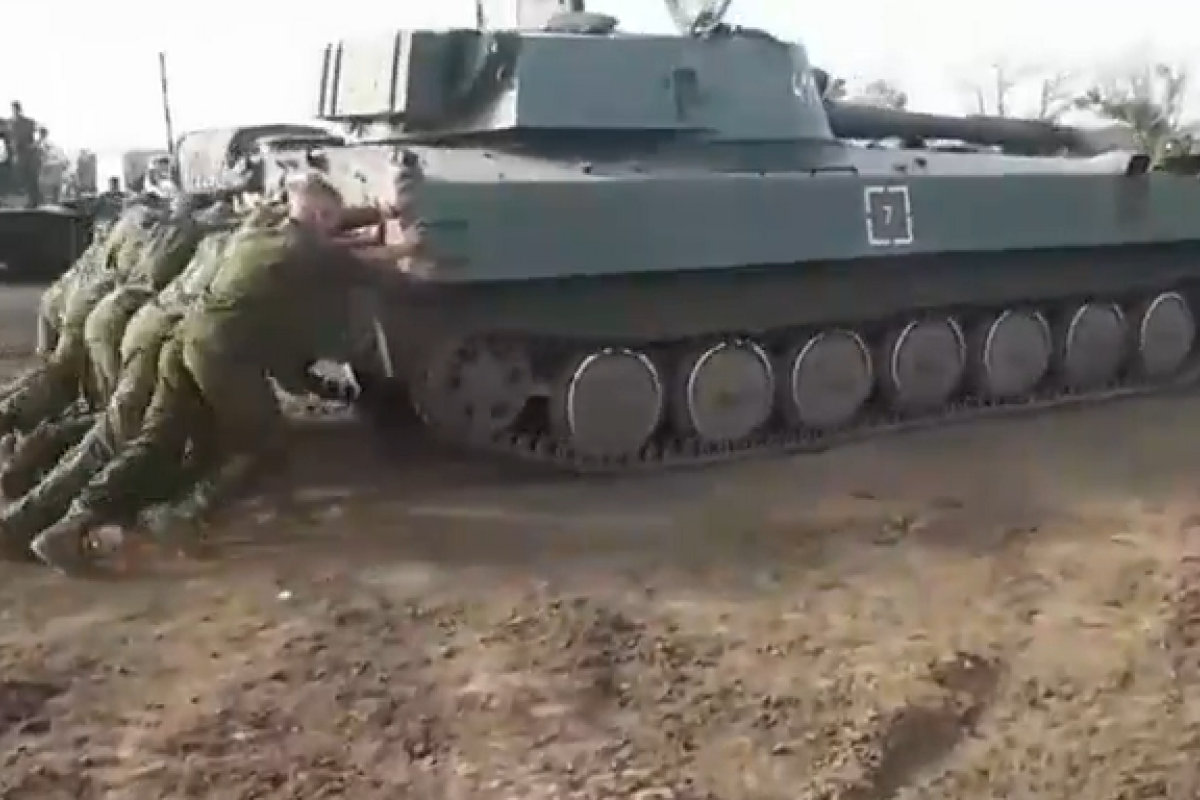 "Приходится САУ с толкача заводить": В сети показали "боевые будни" террористов "ДНР"