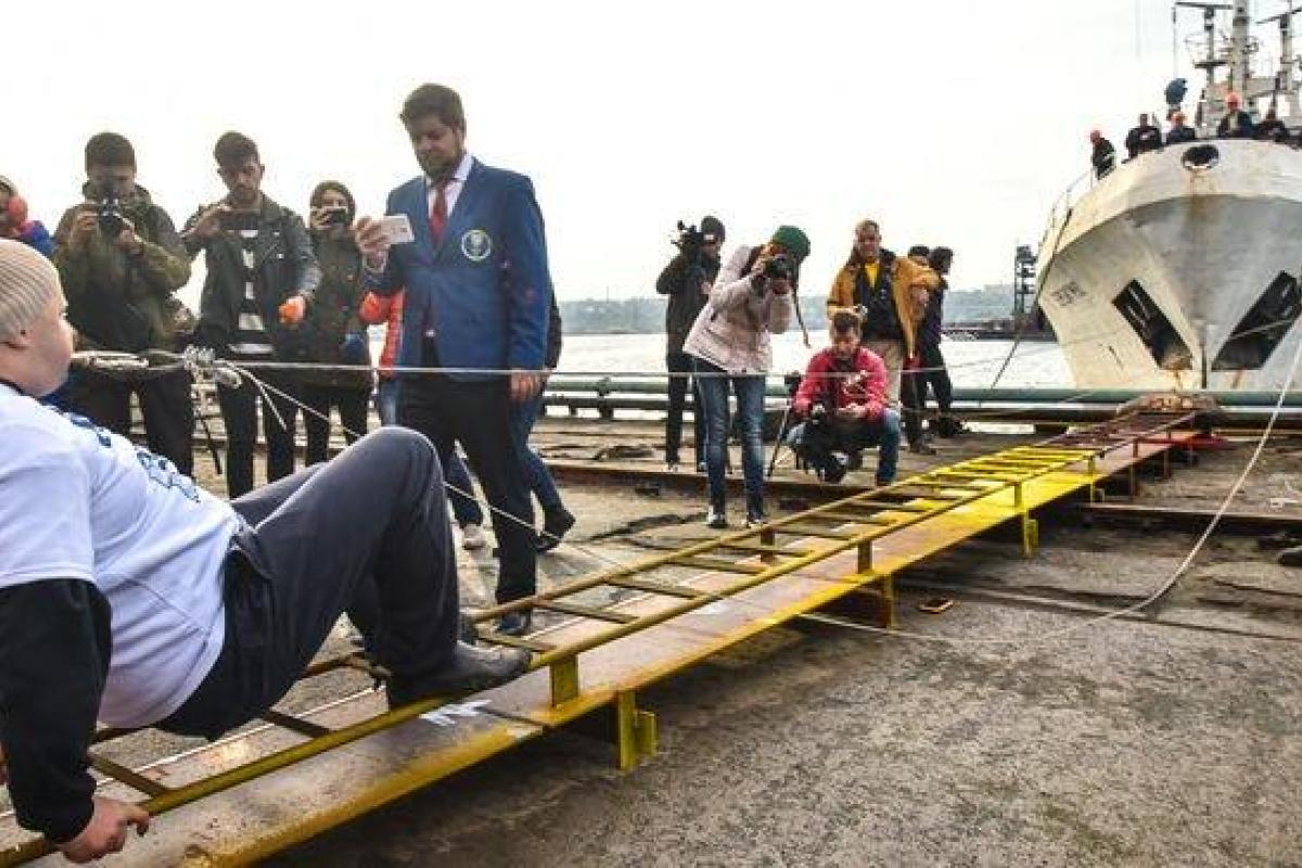 Новый рекорд Украины: Силач из Львова зубами протащил на 16 метров 600-тонное судно Новый рекорд Украины: Силач из Львова зубами протащил на 16 метров 600-тонное судно