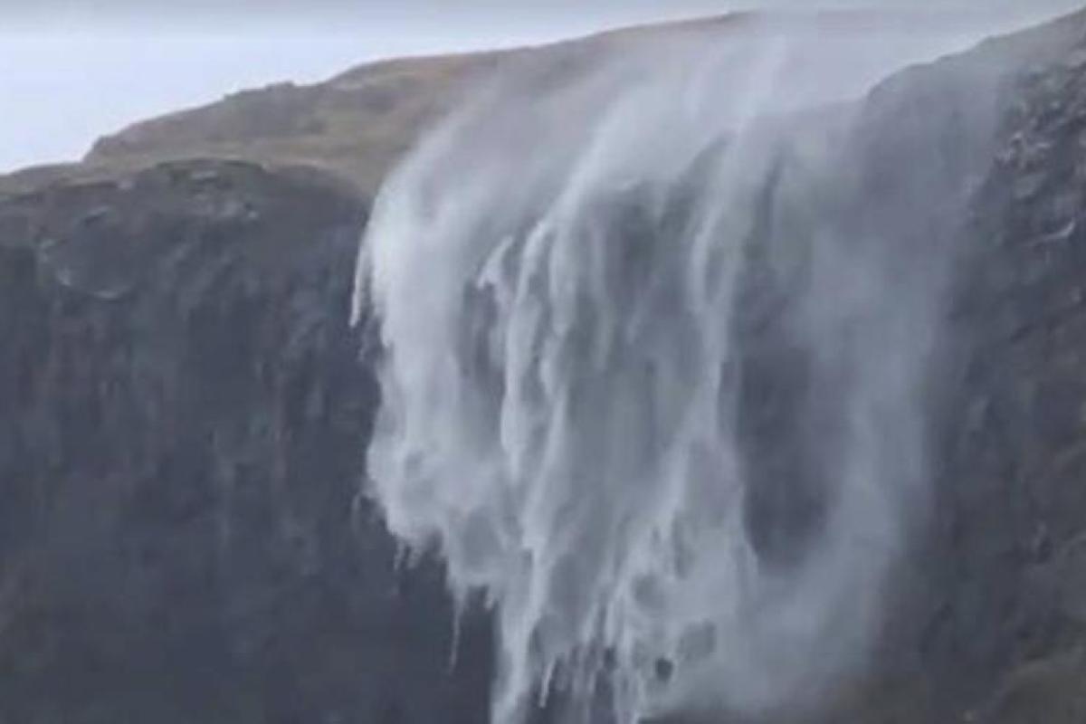 В Великобритании шторм "Каллум" развернул вспять водопад: видео