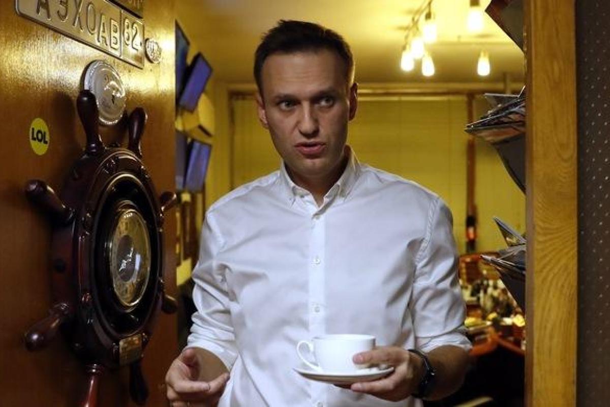 Навального выпустили за границу - он пообещал подать в суд