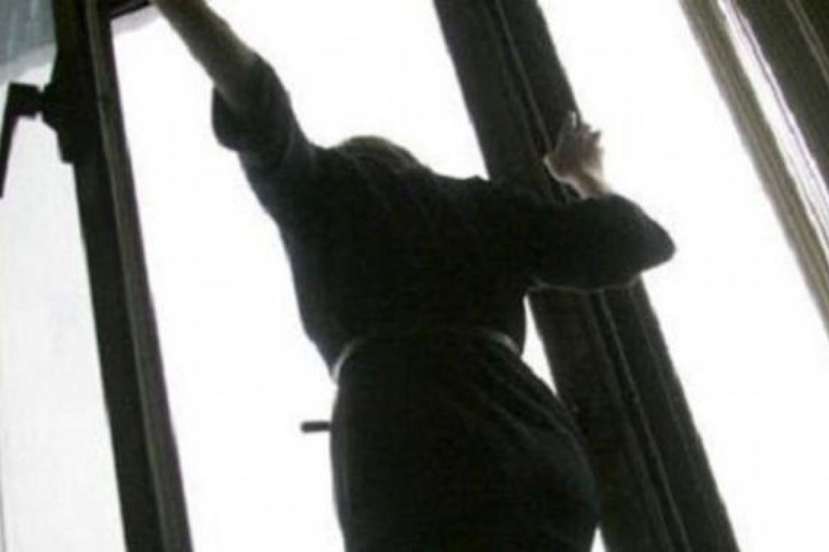 В Белой Церкви 14-летняя девочка выбросилась из окна высотки В Белой Церкви 14-летняя девочка выбросилась из окна высотки