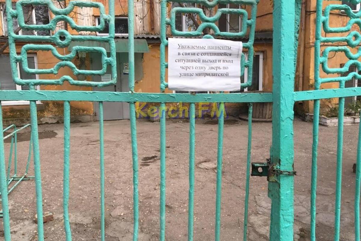 В керченской больнице, где находятся пленные украинские моряки, перекрыли входы и выходы В керченской больнице, где находятся пленные украинские моряки, перекрыли входы и выходы