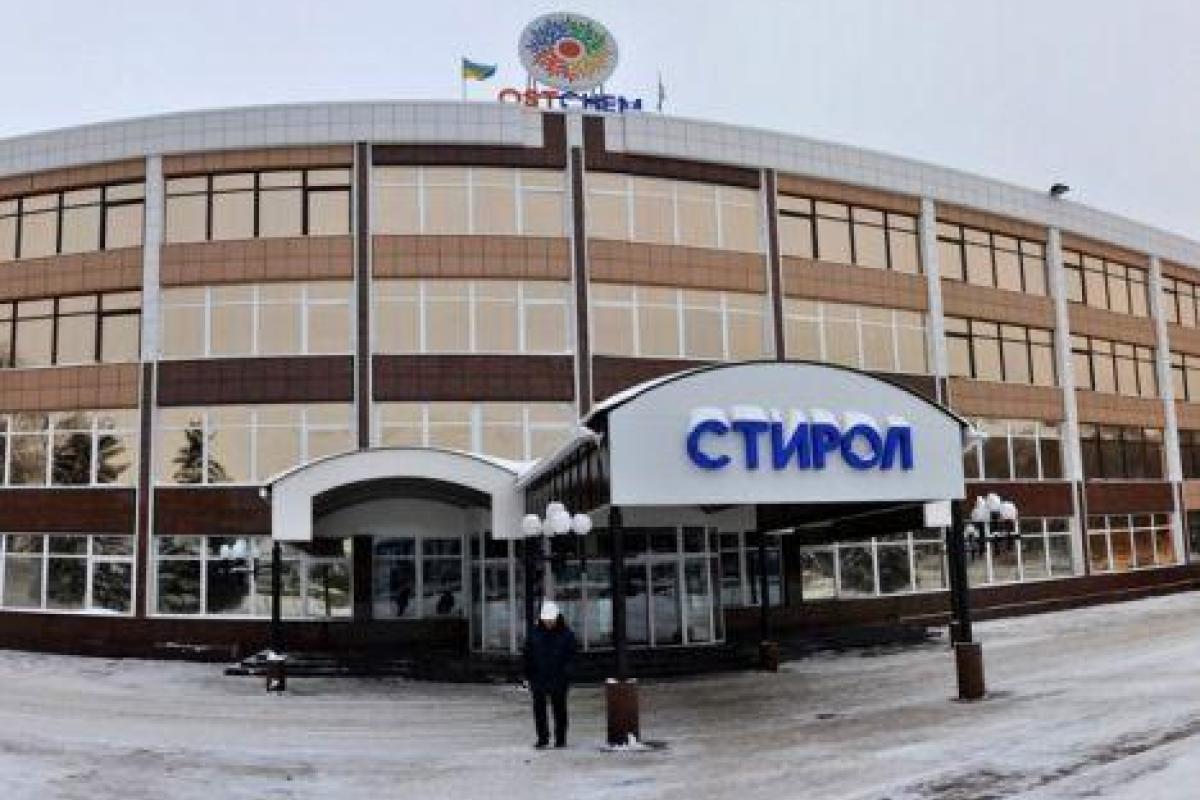 "Люди никого не интересуют": Рабочие горловского "Стирола" три месяца не получают зарплату