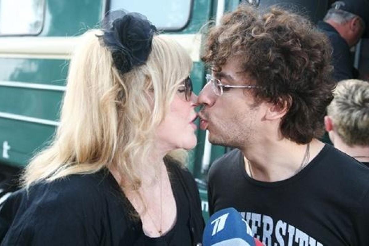 Максим Галкин порадовал фанатов совместным роликом с Аллой Пугачевой Максим Галкин порадовал фанатов совместным роликом с Аллой Пугачевой