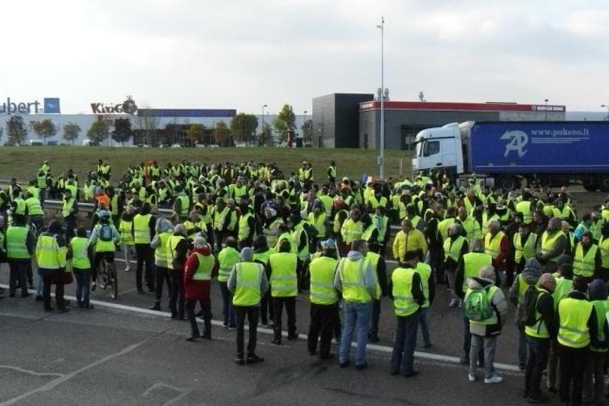 Протесты "желтых жилетов" охватили всю Францию