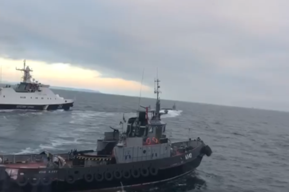 В сети появилось видео тарана украинского буксира кораблем РФ В сети появилось видео тарана украинского буксира кораблем РФ