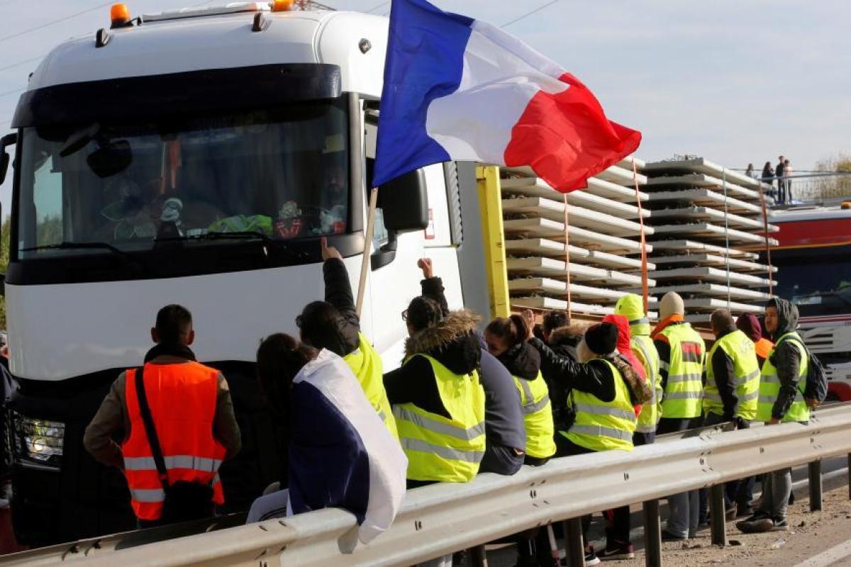 В Париже сегодня закроют Эйфелеву башню из-за протестов "желтых жилетов"