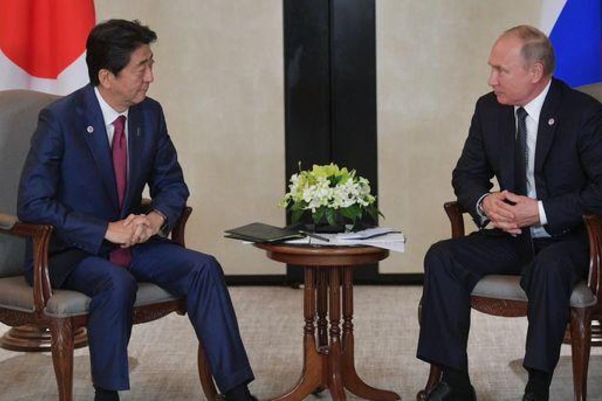 Передача Курил Японии: Абэ пообещал Путину не размещать на островах американские базы