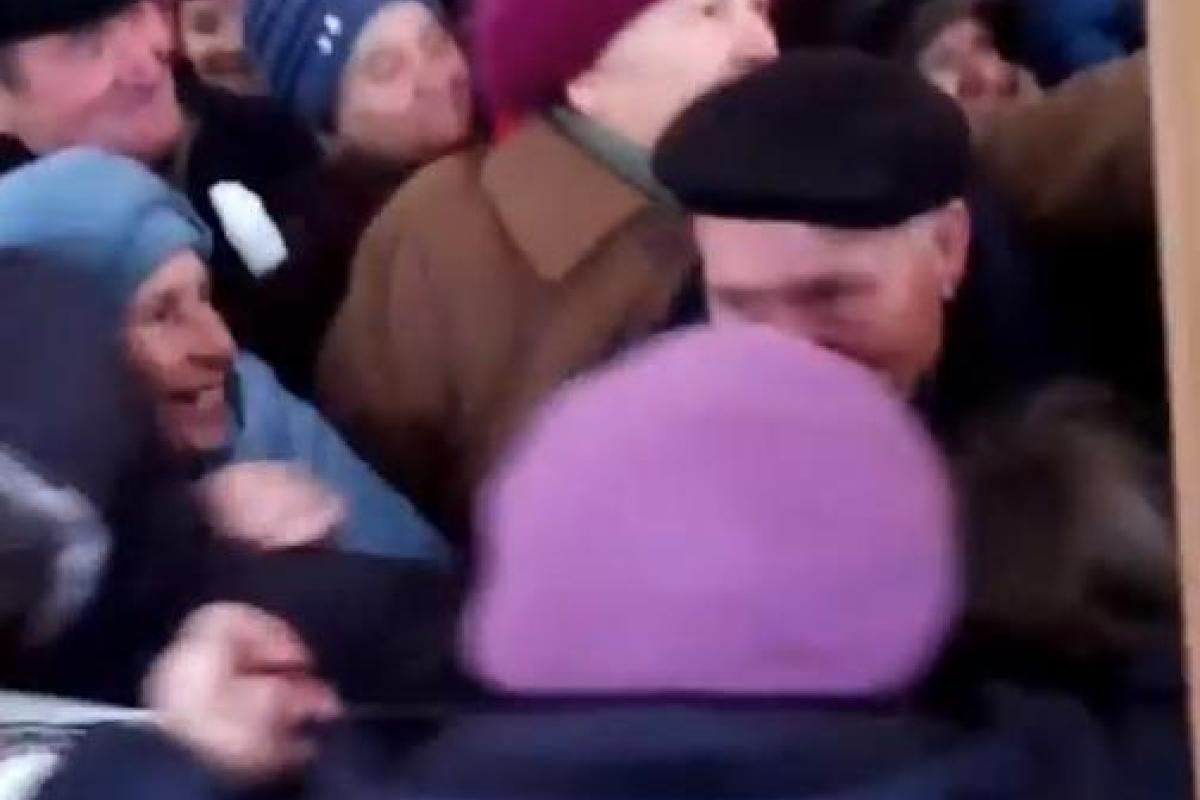 "Предвыборная раздача халявы": жители Черкасской области устроили давку из-за "подарочков" "Предвыборная раздача халявы": жители Черкасской области устроили давку из-за "подарочков"