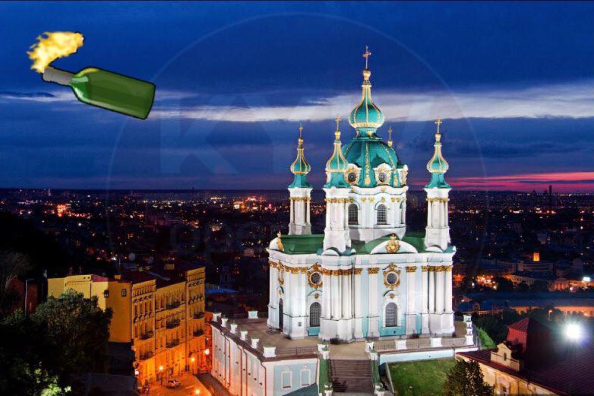 В Киеве в Андреевскую церковь бросали бутылки с зажигательной смесью В Киеве в Андреевскую церковь бросали бутылки с зажигательной смесью