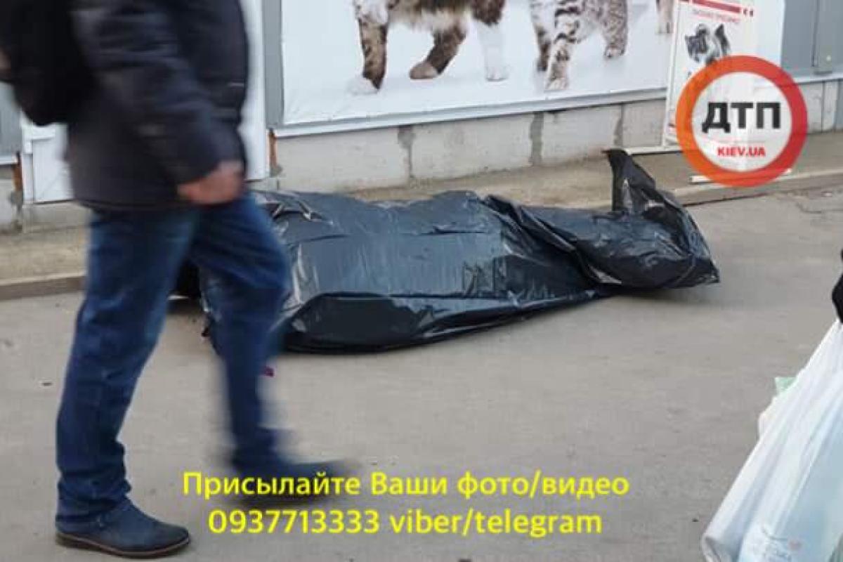 "Упал и умер": На столичной Борщаговке произошла нелепая трагедия "Упал и умер": На столичной Борщаговке произошла нелепая трагедия