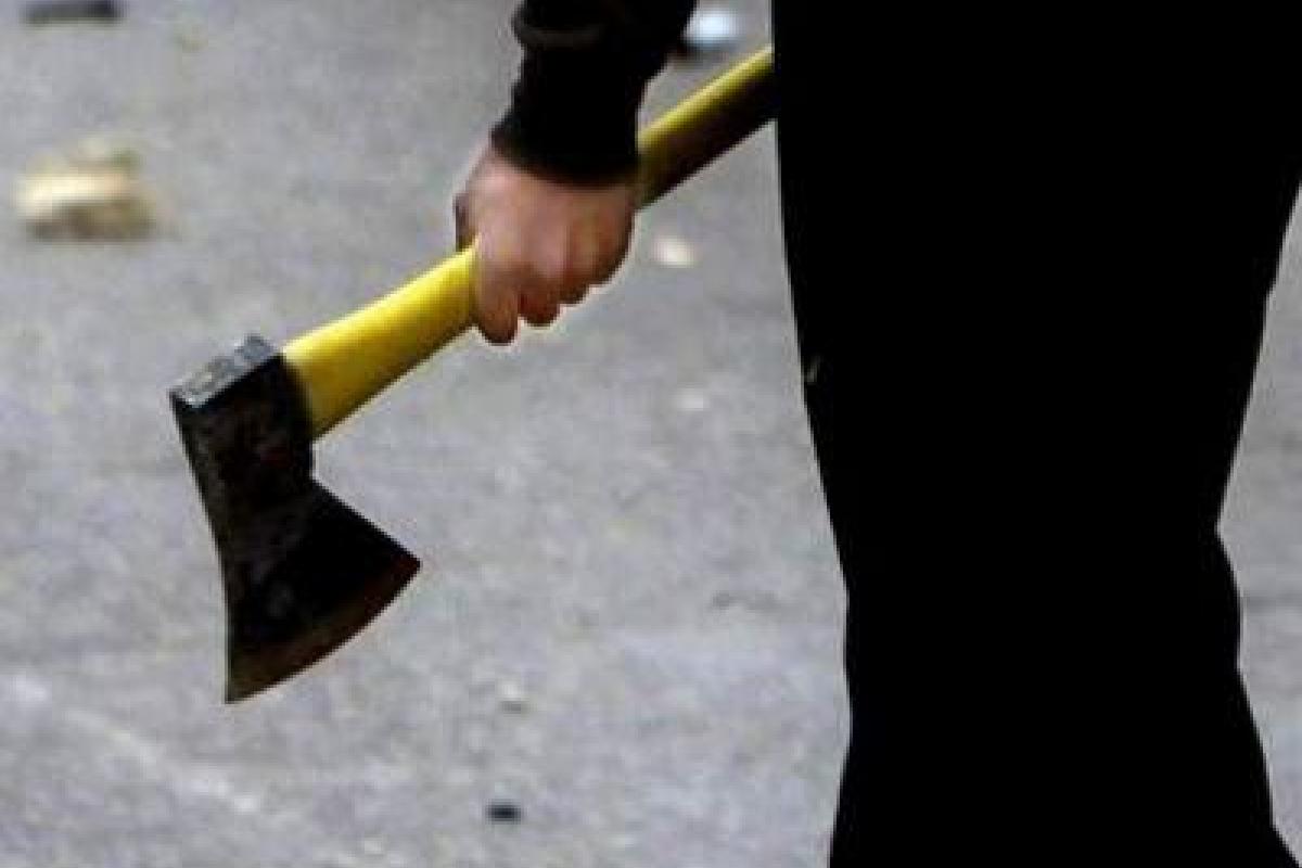 В России подросток принес в школу топор, ножи и бензин, после чего принял яд в кабинете директора