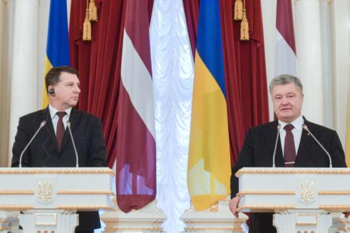 Порошенко встретился с президентом Латвии Раймондом Вейонисом Порошенко встретился с президентом Латвии Раймондом Вейонисом