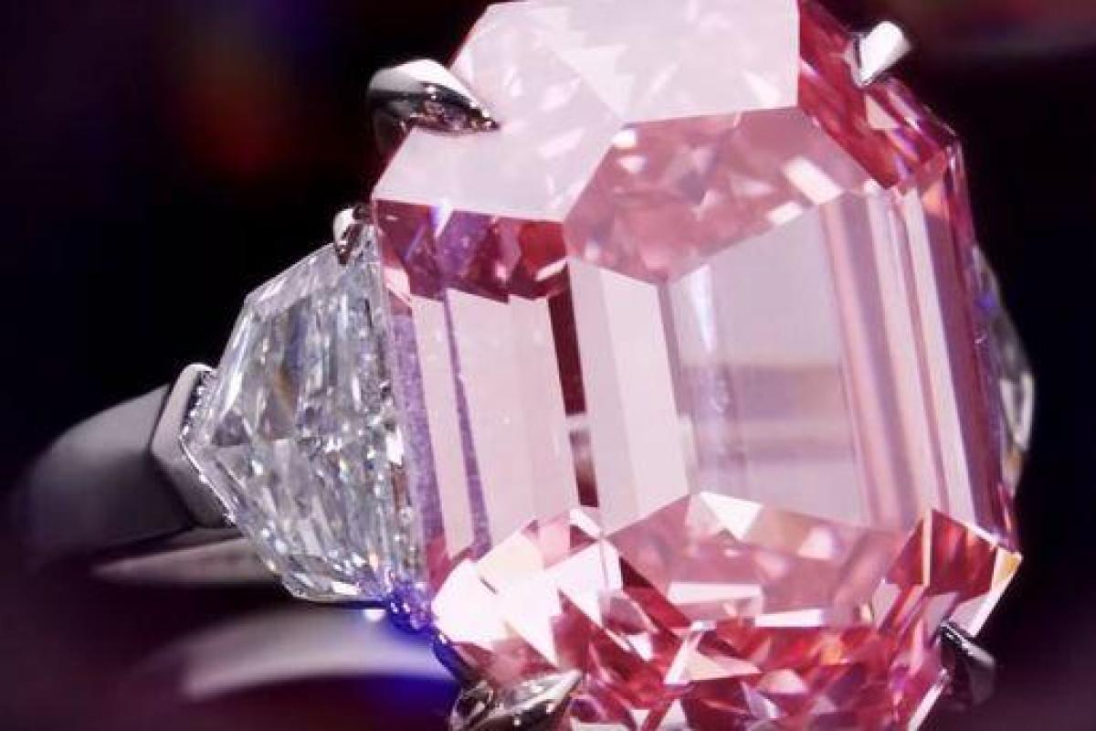 Самый большой и самый дорогой розовый бриллиант был продан за рекордную сумму