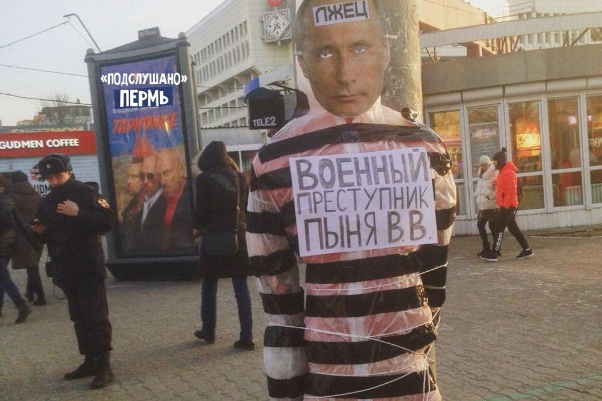 В России чучело Путина привязали к "столбу позора" В России чучело Путина привязали к "столбу позора"
