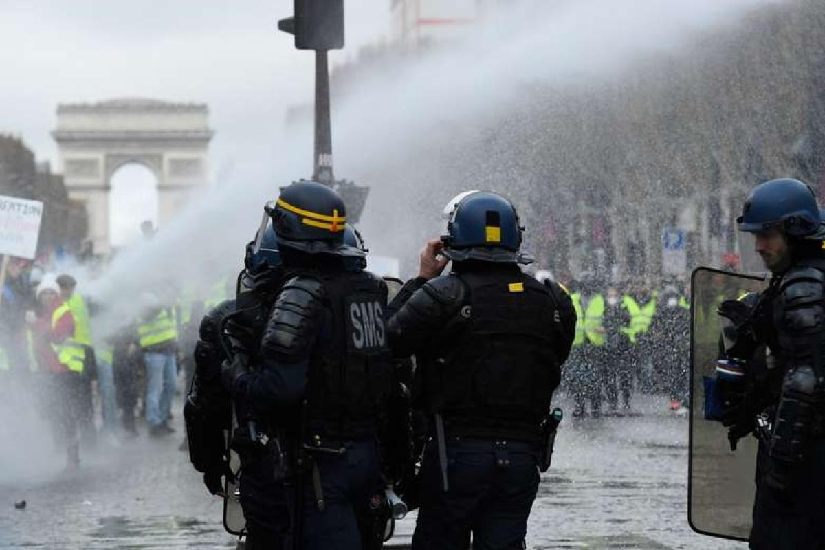 Массовые беспорядки на улицах Парижа: полиция применила слезоточивый газ и водяную пушку