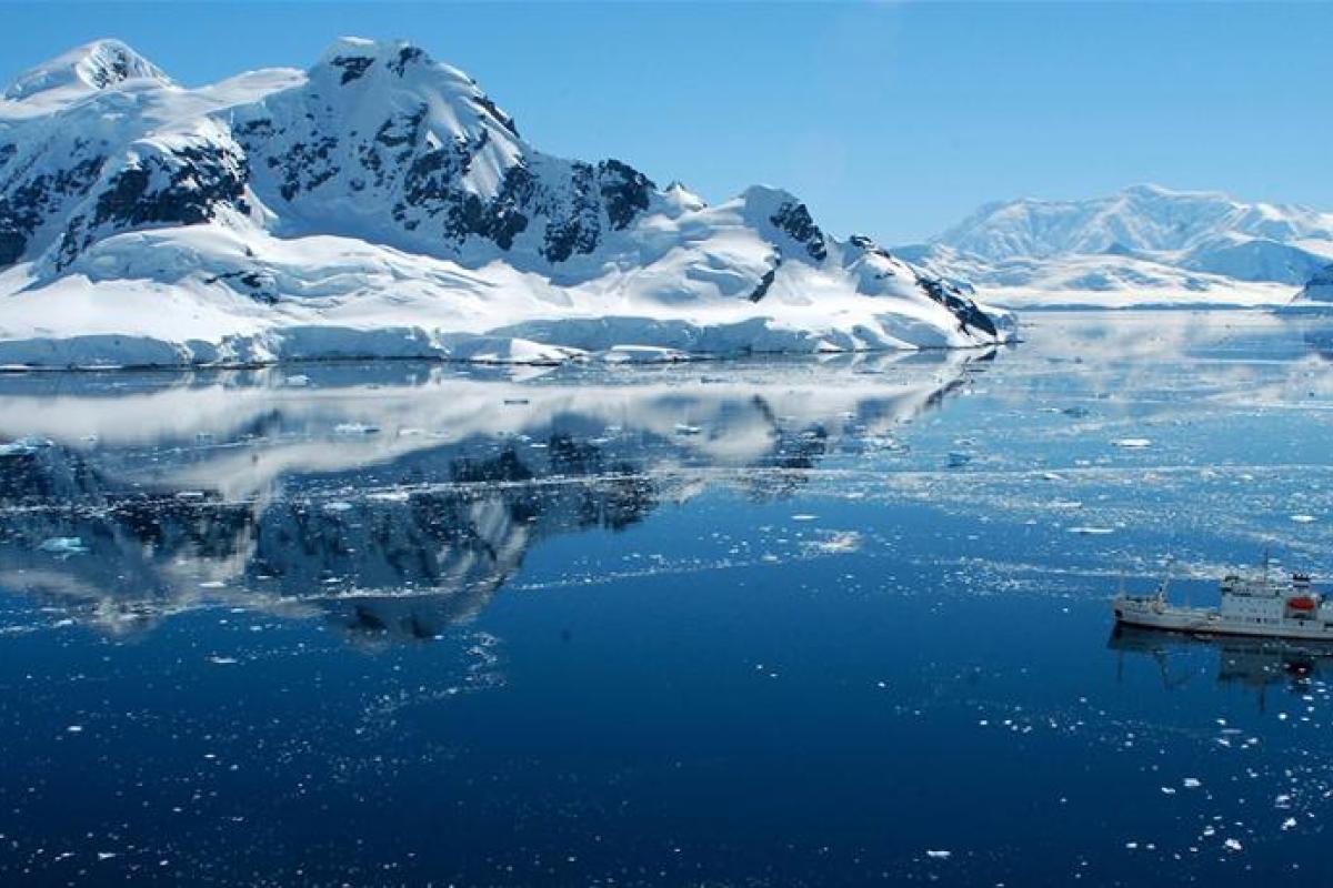 Исследователи выяснили, что ледники Антарктиды тают снизу вверх