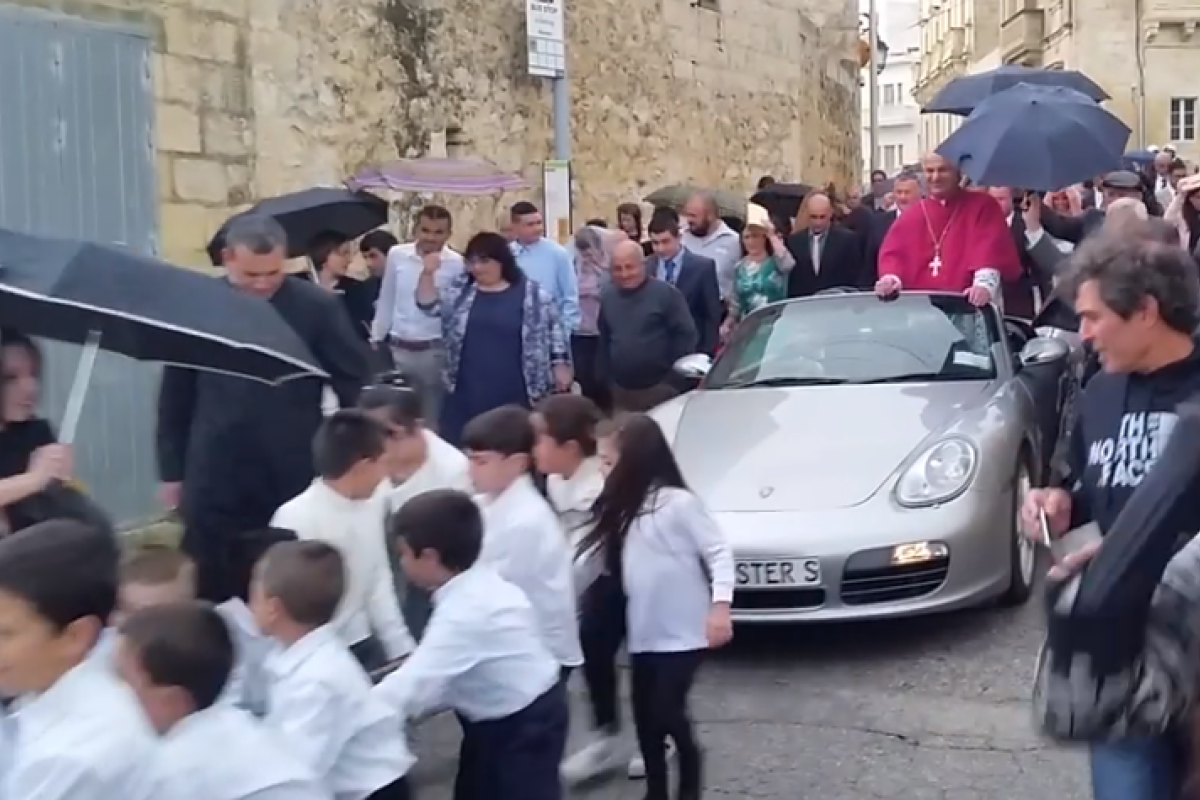 На Мальте роскошный Porsche, в котором ехал архиепископ, тянули канатами 50 детей - видео