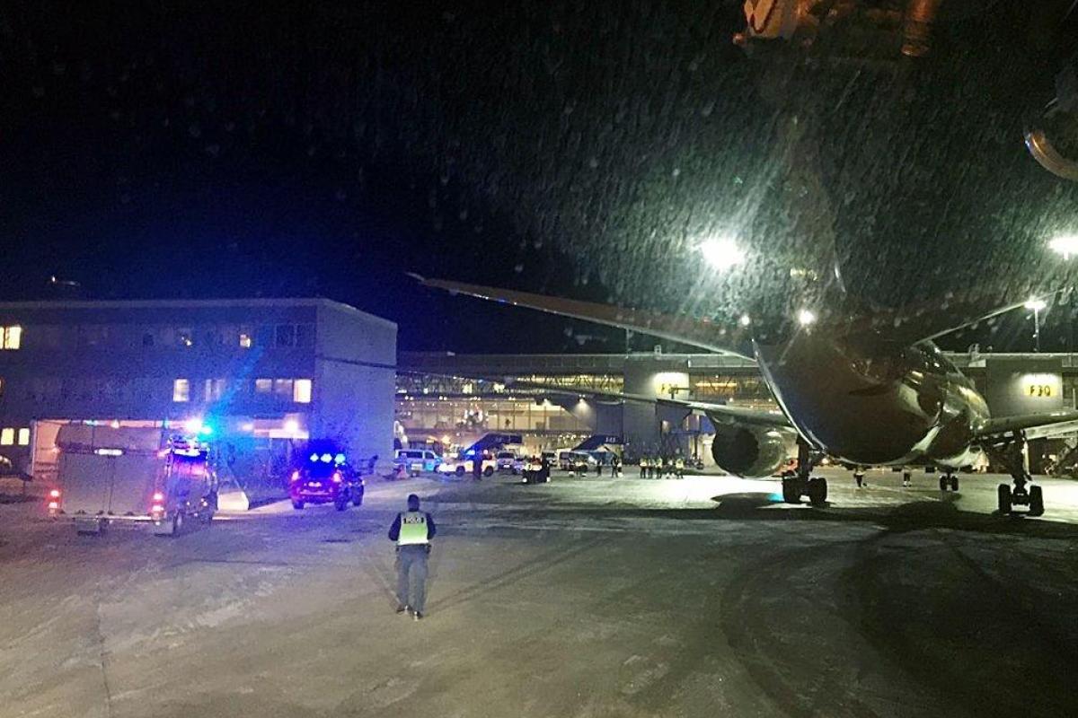 Авария в аэропорту Стокгольма: самолет застрял крылом в здании