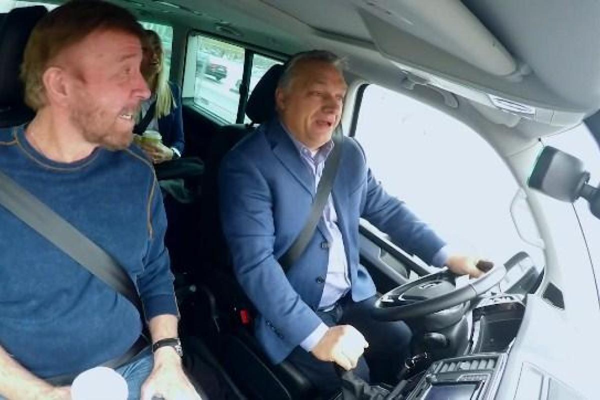 Чак Норрис покатался по Будапешту с премьером Венгрии Орбаном